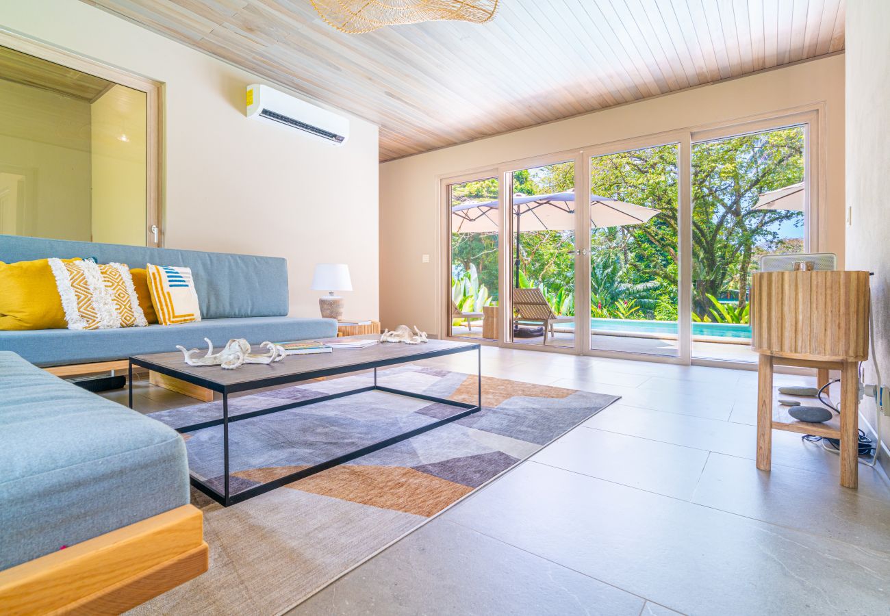Villa in Bahía Ballena - Waves as Your Companion: Beachfront Elegance
