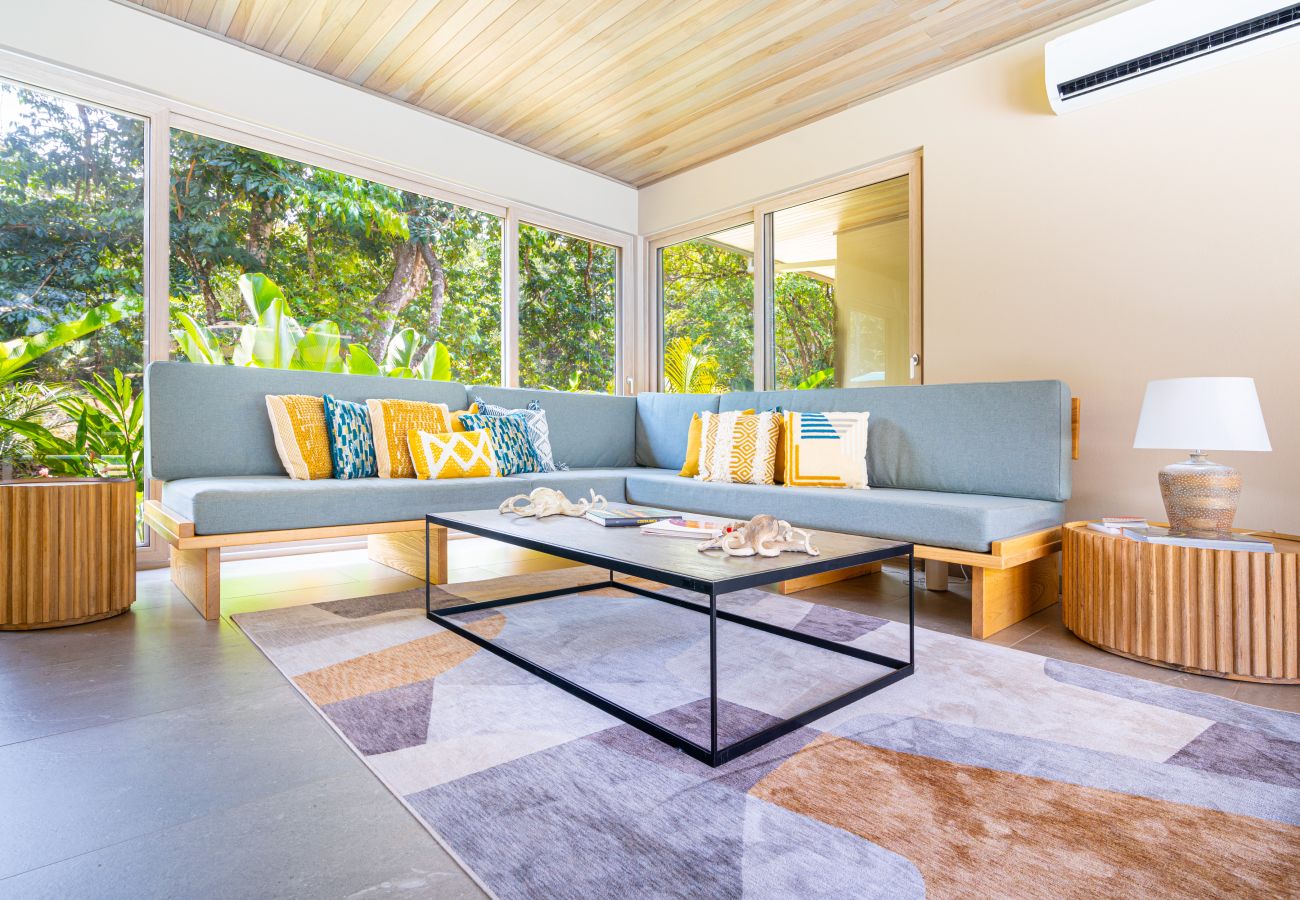 Villa in Bahía Ballena - Waves as Your Companion: Beachfront Elegance