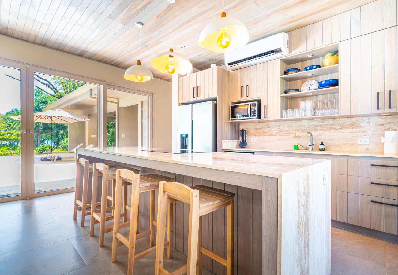 Villa in Bahía Ballena - Waves as Your Companion: Beachfront Elegance