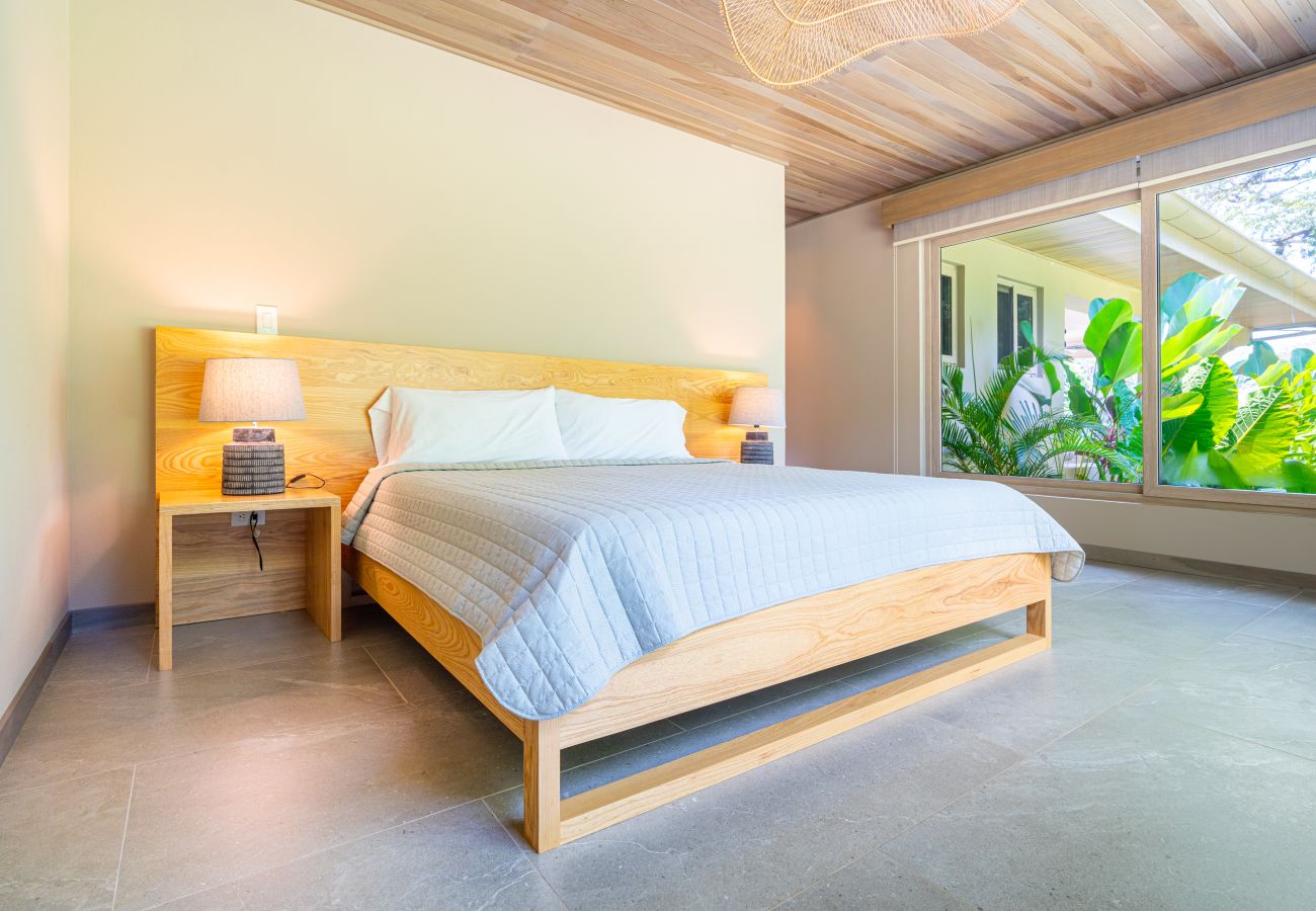 Villa in Bahía Ballena - Waves as Your Companion: Beachfront Elegance