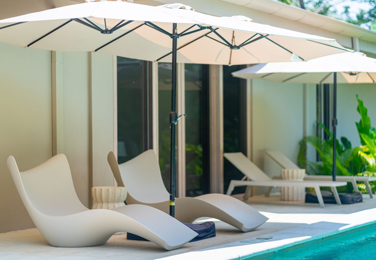 Villa in Bahía Ballena - Waves as Your Companion: Beachfront Elegance