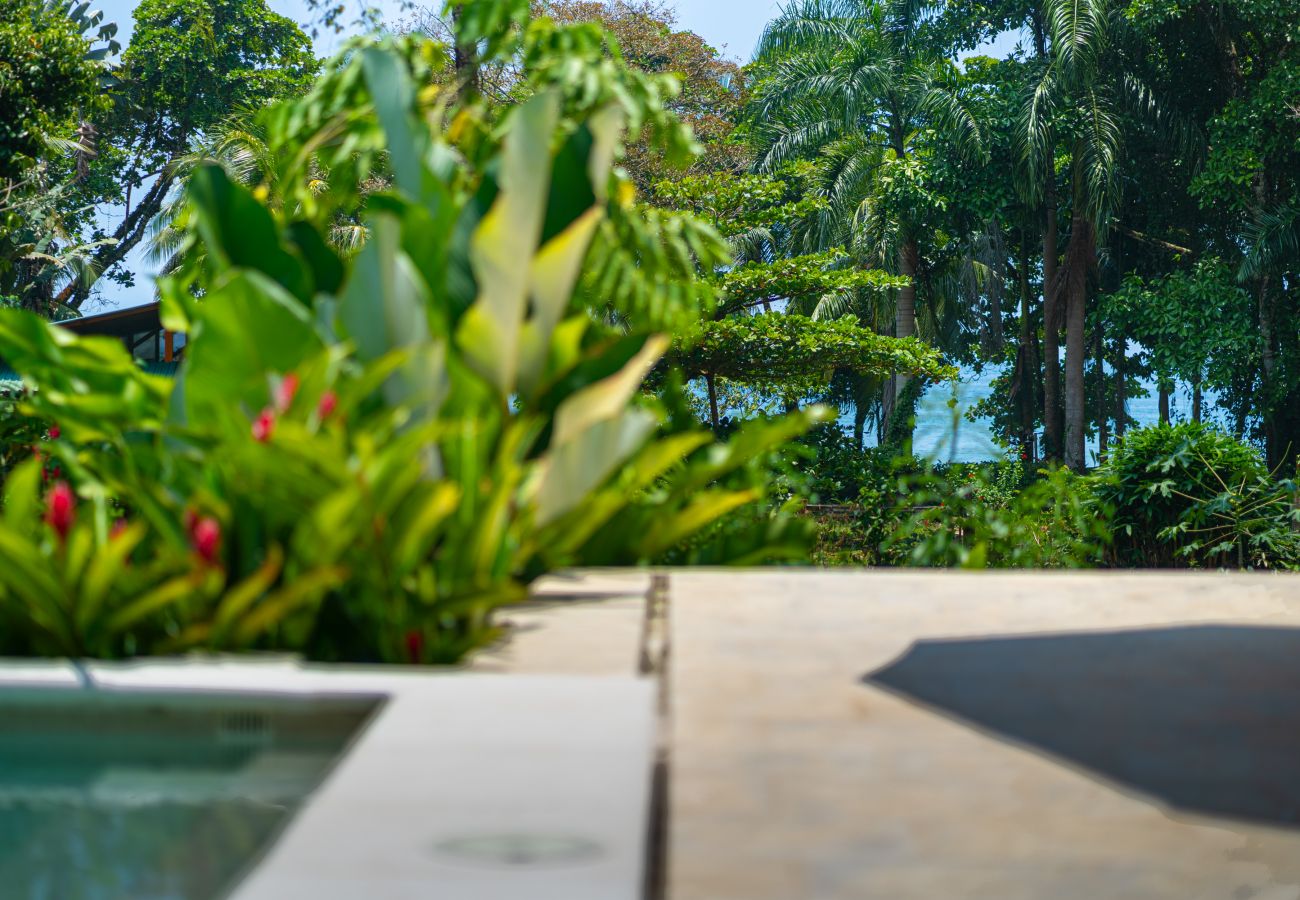Villa in Bahía Ballena - Waves as Your Companion: Beachfront Elegance