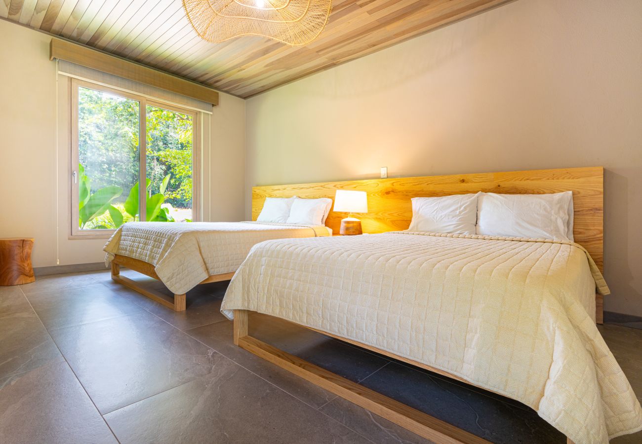 Villa in Bahía Ballena - Waves as Your Companion: Beachfront Elegance