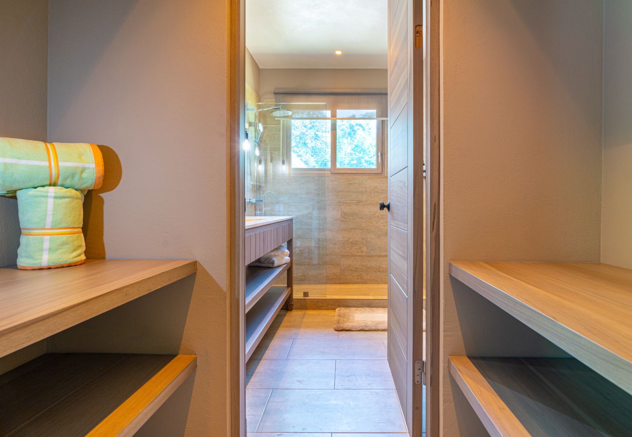 Villa in Bahía Ballena - Waves as Your Companion: Beachfront Elegance