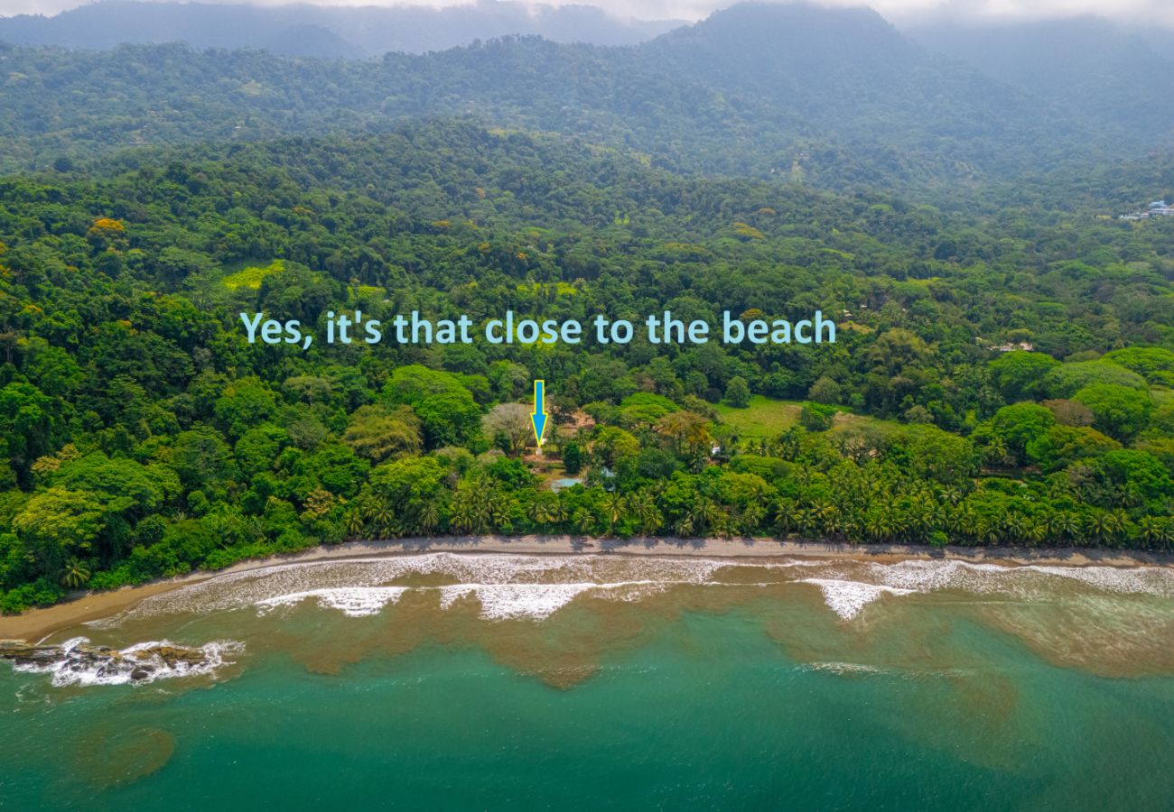 Villa in Bahía Ballena - Waves as Your Companion: Beachfront Elegance