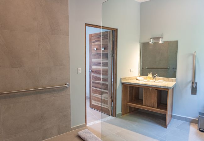 Villa in Quepos - Luxury Villa with Ocean Views, Conference Room & Accessibility-Optimized Layout – Ideal for Corporate Retreats & Celebrations Villa in Quepos - Luxury Villa with Ocean Views, Conference Room & Accessibility-Optimized Layout – Ideal for Corporate Retreats & Celebrations