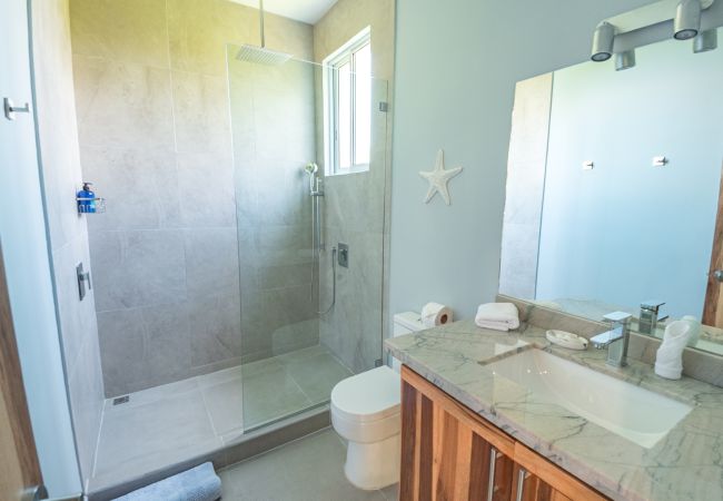 Villa in Quepos - Luxury Villa with Ocean Views, Conference Room & Accessibility-Optimized Layout – Ideal for Corporate Retreats & Celebrations Villa in Quepos - Luxury Villa with Ocean Views, Conference Room & Accessibility-Optimized Layout – Ideal for Corporate Retreats & Celebrations