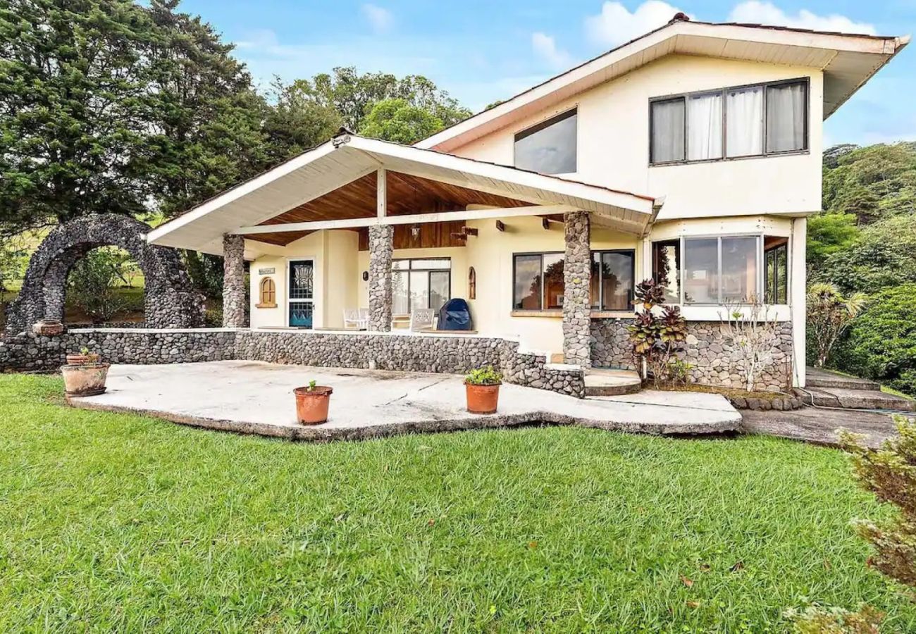 Villa in Arenal - Lake Arenal Villas with Hot Tub, Chef, Yoga Deck, Retreats, Weddings