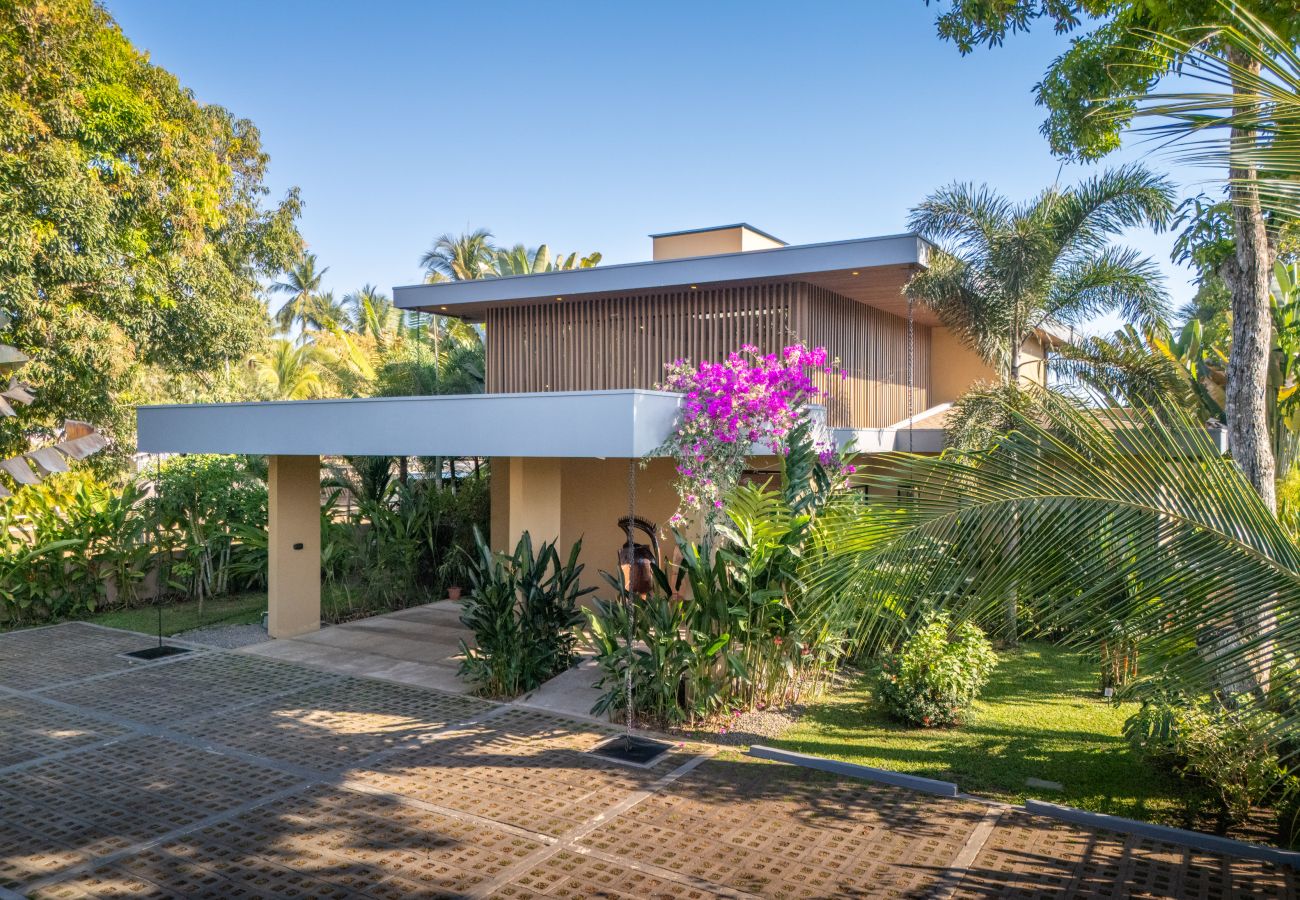 Villa in Parrita - Casa Assinie Beachfront Home with Private Ocean Access