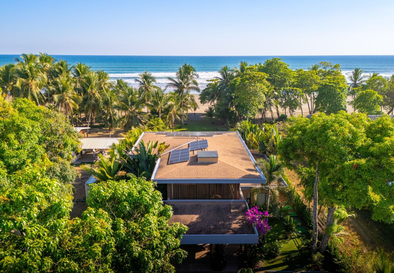 Villa in Parrita - Casa Assinie Beachfront Home with Private Ocean Access