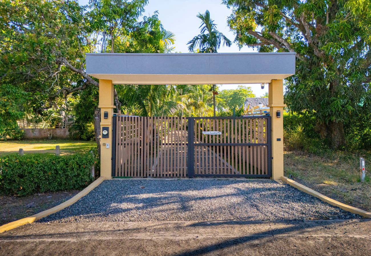 Villa in Parrita - Casa Assinie Beachfront Home with Private Ocean Access