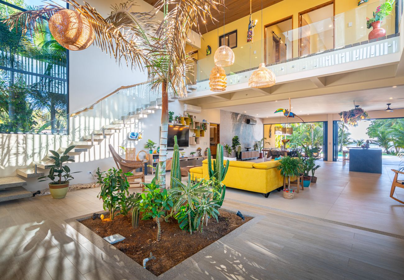 Villa in Parrita - Casa Assinie Beachfront Home with Private Ocean Access