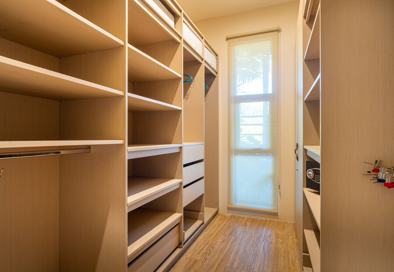 Villa in Parrita - Casa Assinie Beachfront Home with Private Ocean Access