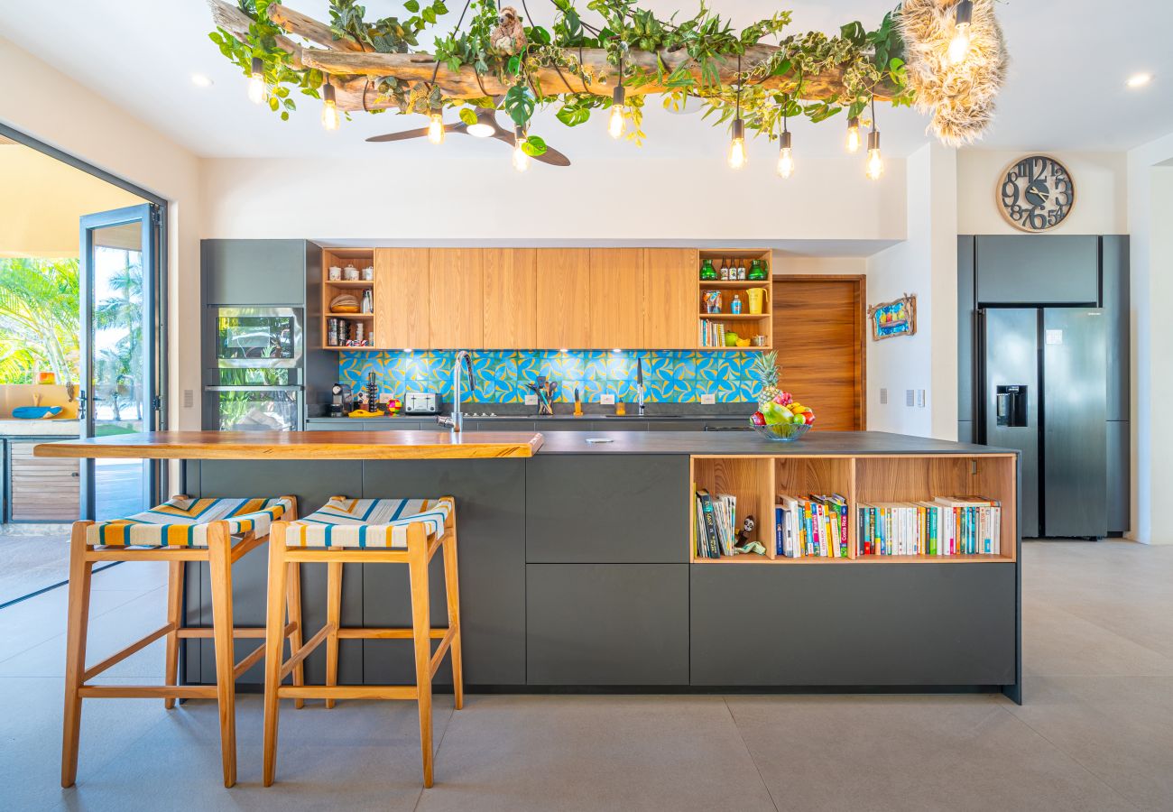 Villa in Parrita - Casa Assinie Beachfront Home with Private Ocean Access