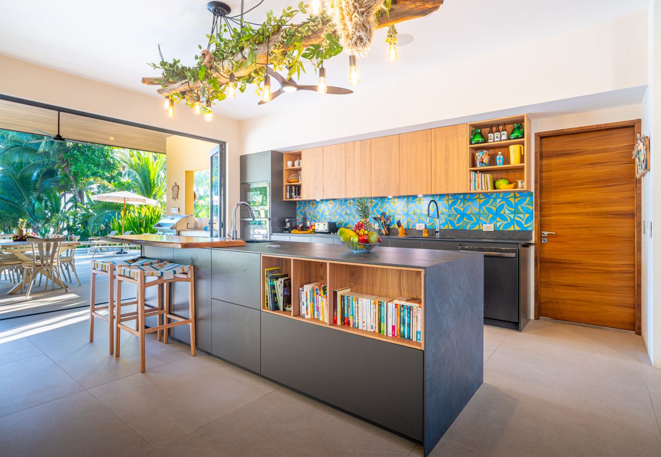 Villa in Parrita - Casa Assinie Beachfront Home with Private Ocean Access