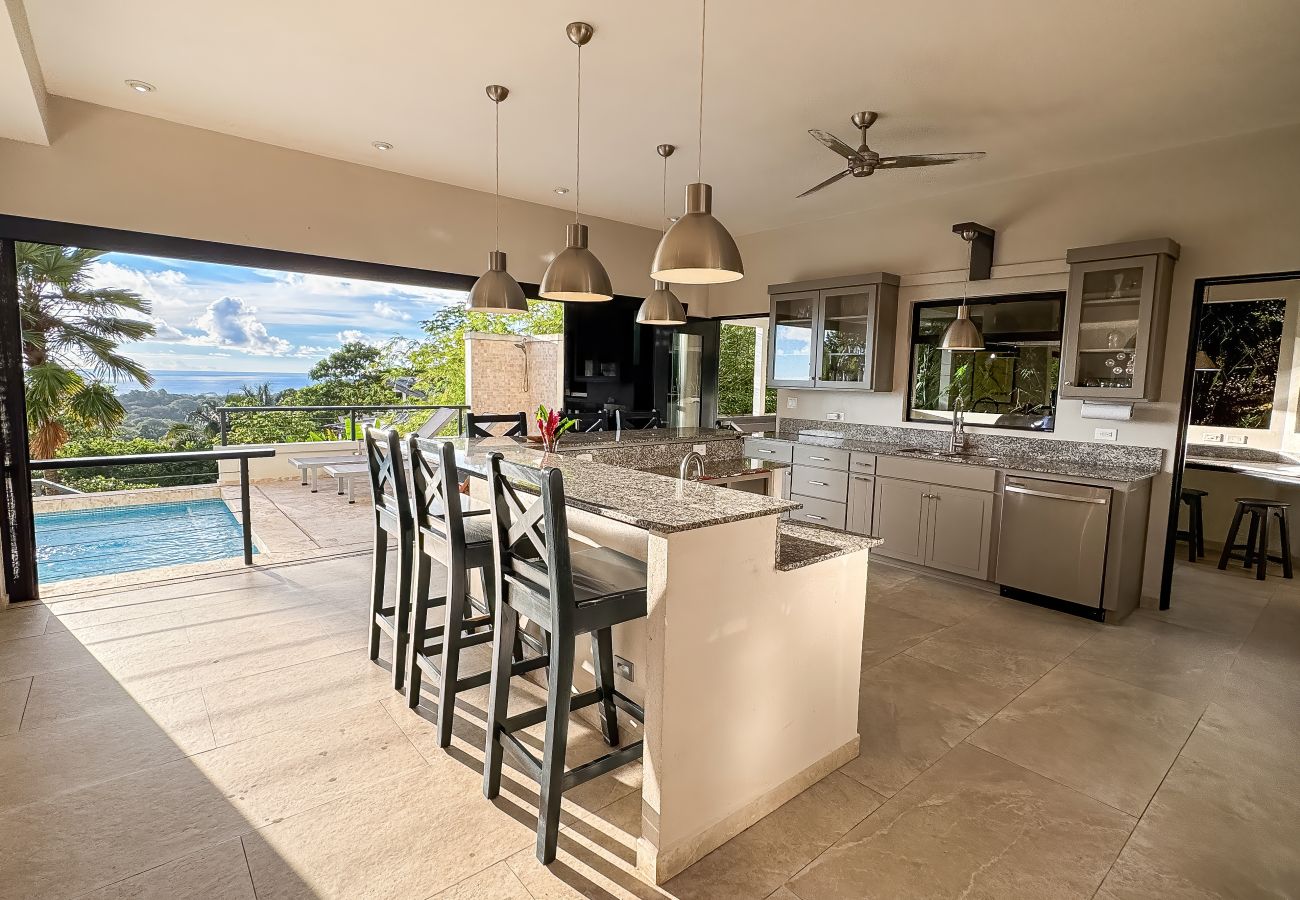 Villa in Uvita - Spacious Oceanview Retreat with Pool, Hot Tub & Game Room - Villa Cielo Azul