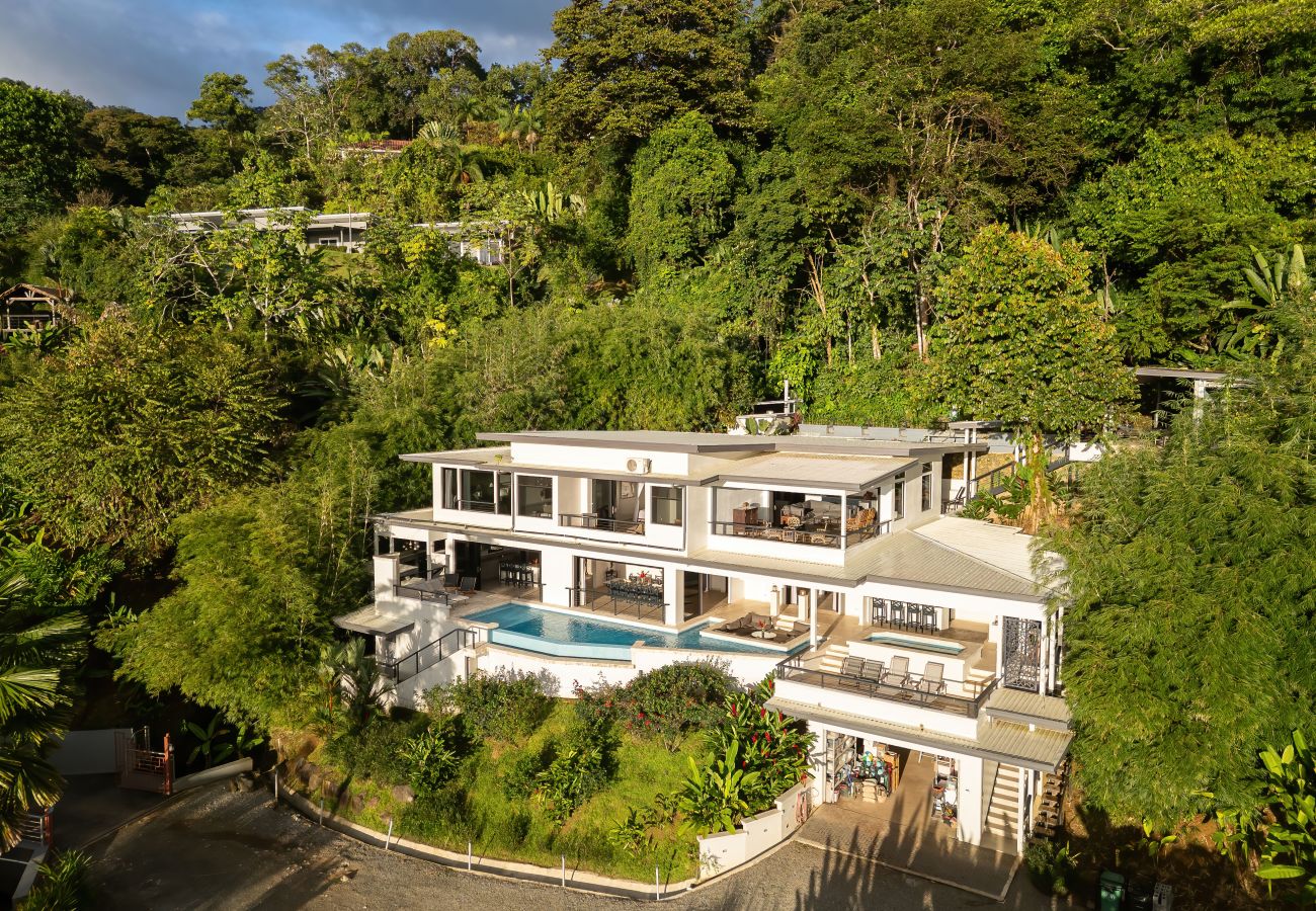 Villa in Uvita - Spacious Oceanview Retreat with Pool, Hot Tub & Game Room - Villa Cielo Azul